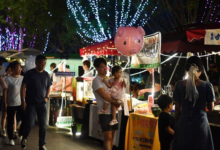 7月4日，游客在位于西安市浐灞生态区的后备箱集市游览。新华社记者 张博文 摄