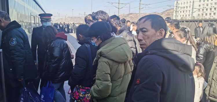 简篇-乘坐“乡村振兴”列车 感受幸福回家路