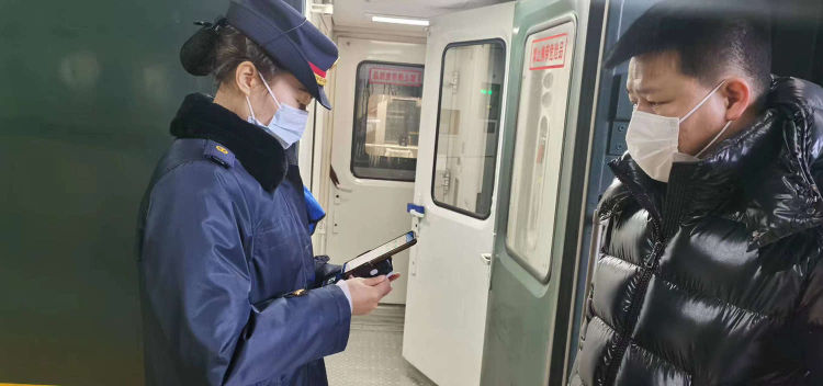 简篇-乘坐“乡村振兴”列车 感受幸福回家路