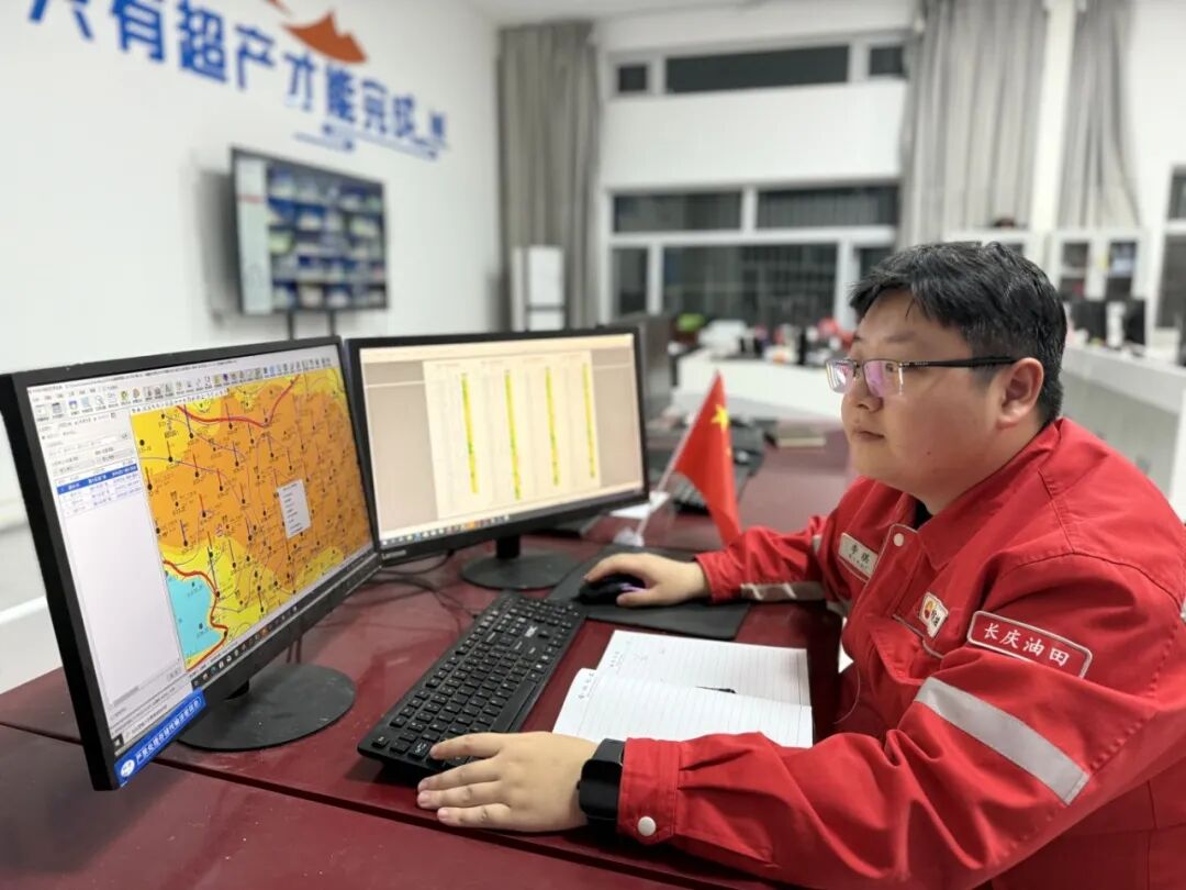 李祺正在查看油藏综合图.jpg