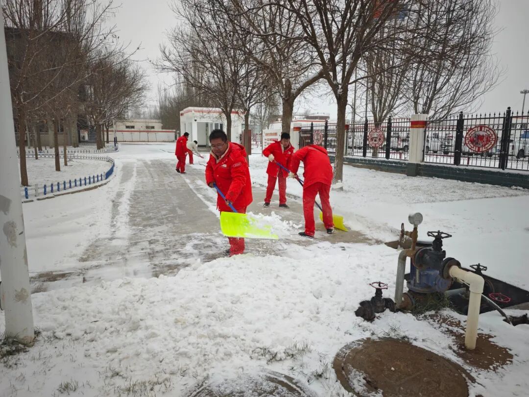 学庄:风雪突袭勇担当 全力护航原油生产 (2).jpg