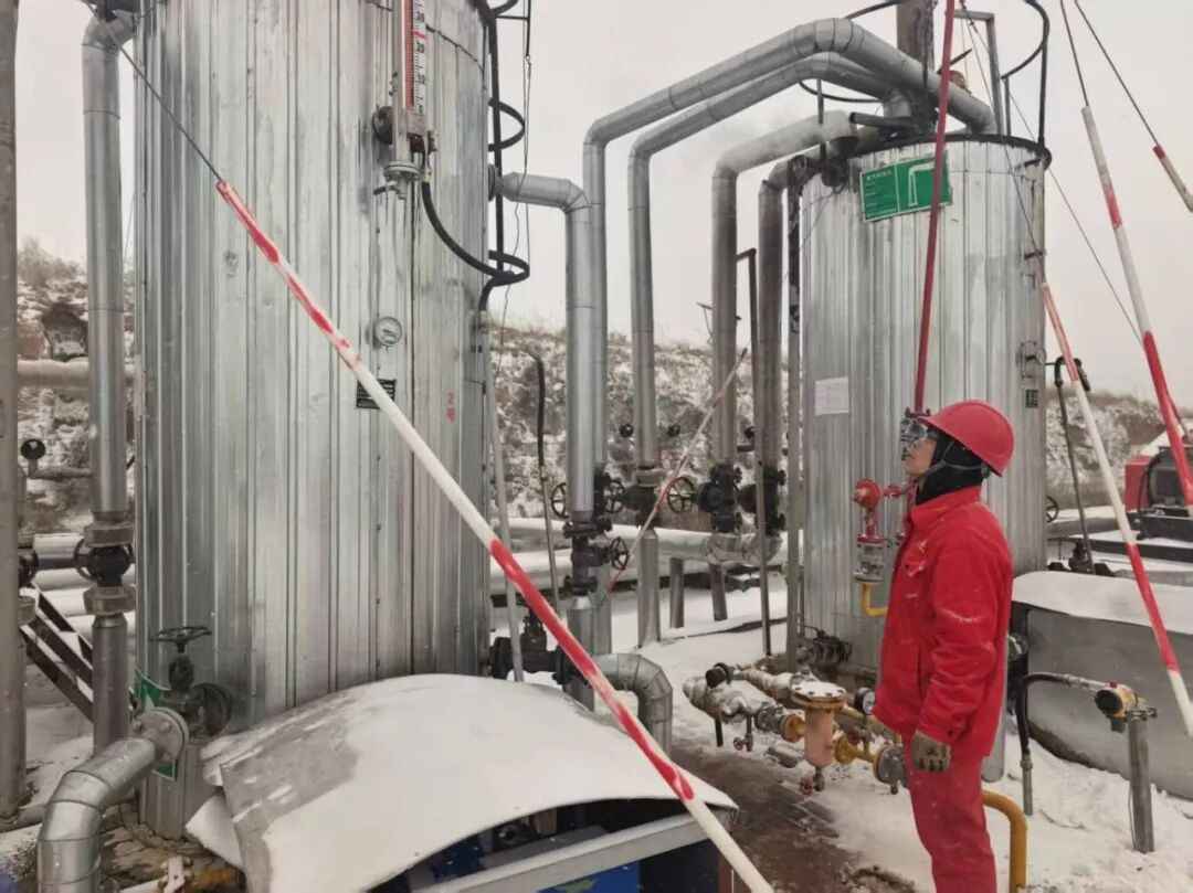 学庄:风雪突袭勇担当 全力护航原油生产 (3).jpg