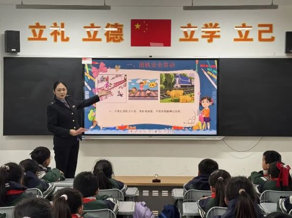 新丰镇车站安全宣讲员通过播放动画短片的形式，向学生们科普了铁路安全常识