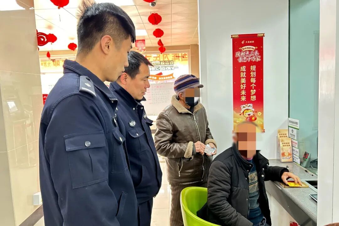 民警陪同王某前往银行,将拦截的7.8万元现金转为定期存单(本文图片由大荔县公安局提供)