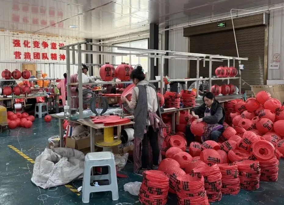 汉中市镇巴县泾洋街道李家坪社区工厂工人们正在加班加点赶制销往全国各地的大红灯笼。(本文图片由汉中市镇巴县融媒体中心提供)