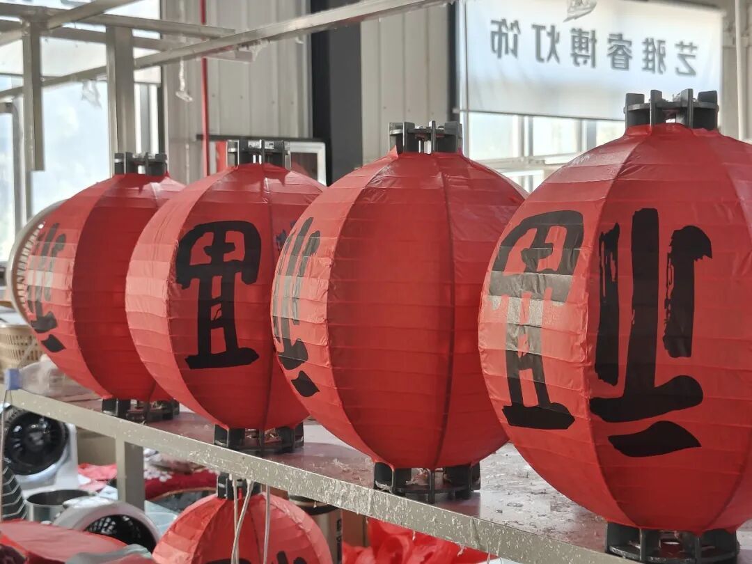基本成型的红灯笼,等待最后的包装。