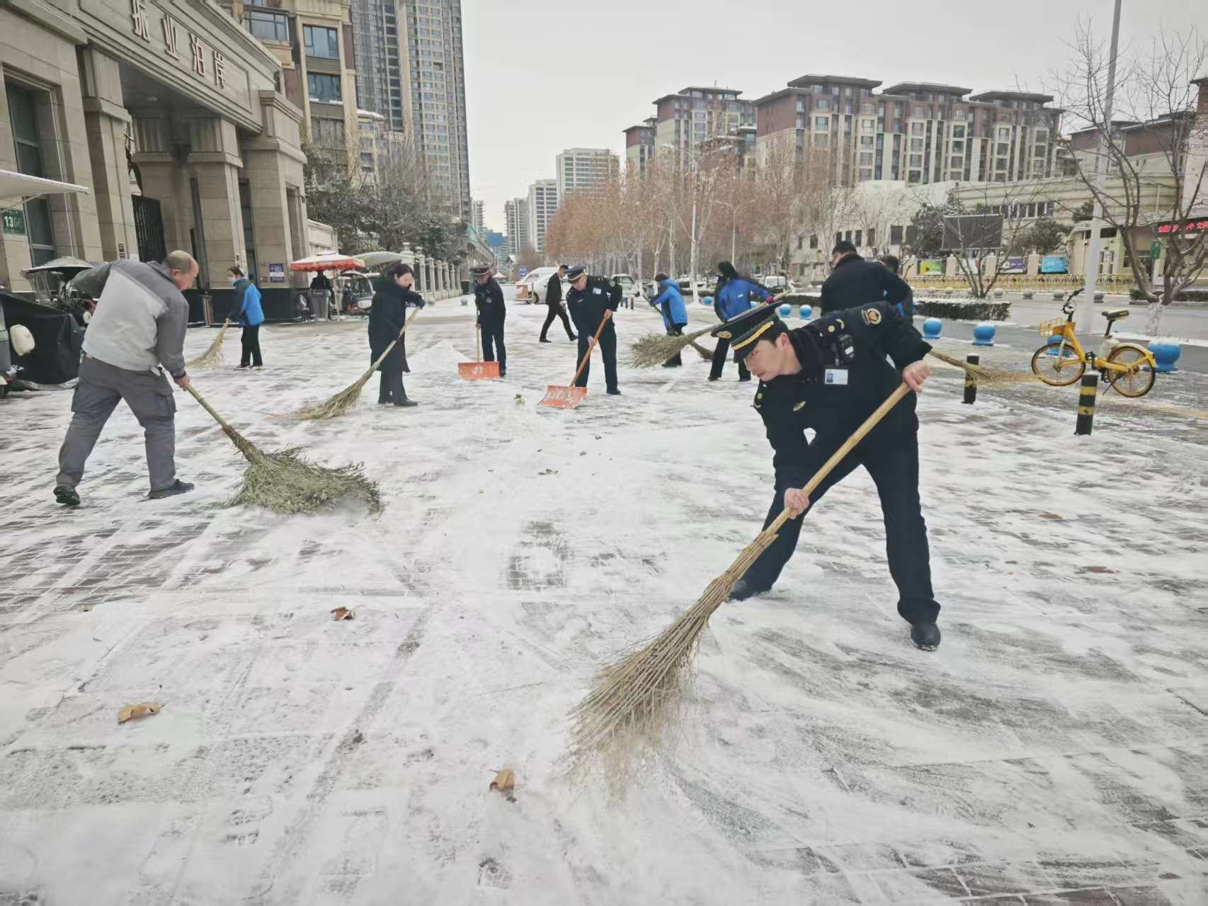 扫除积雪