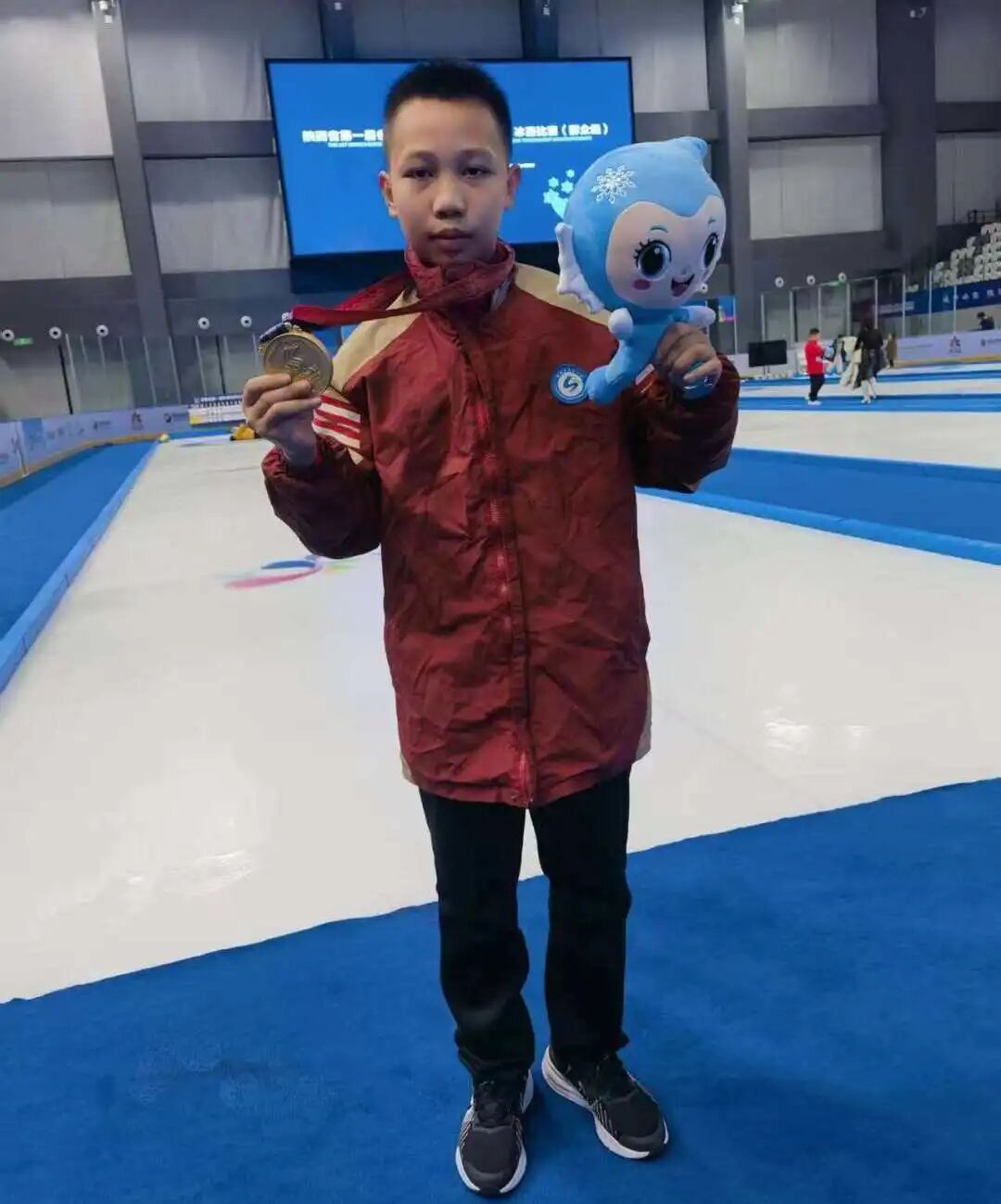 王梓程获得冰壶比赛（群众组）少年男子组冠军
