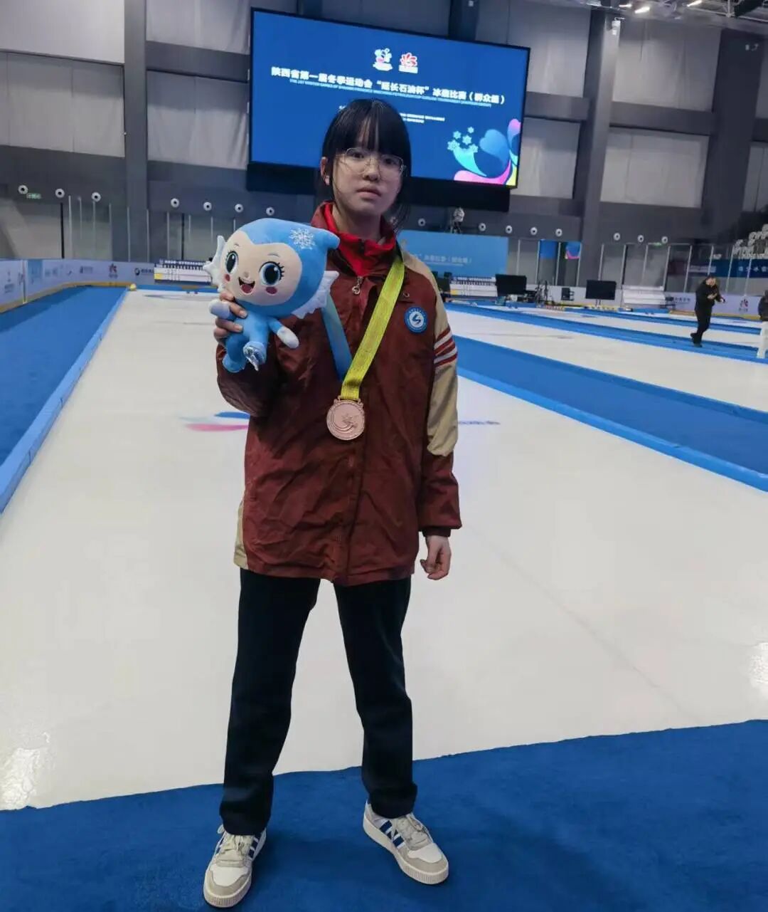 郭菡钰获得冰壶比赛（群众组）少年女子组季军