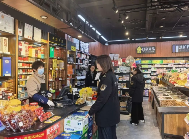 执法人员对景区周边店铺巡查