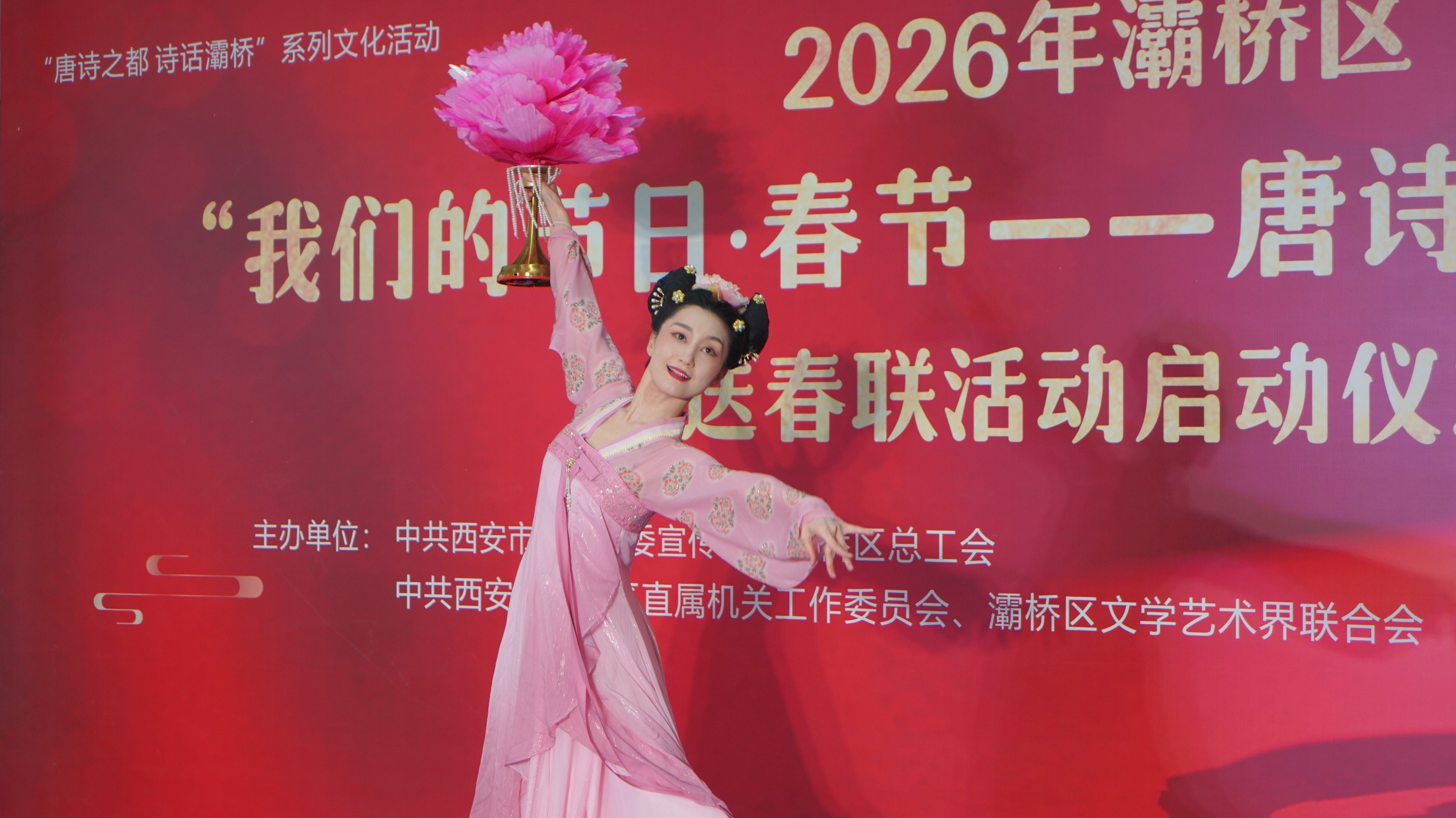 活动现场节目表演