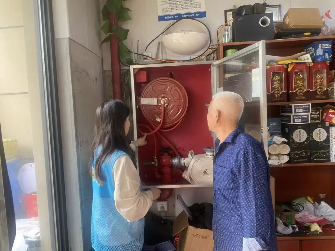 网格员检查消防设施