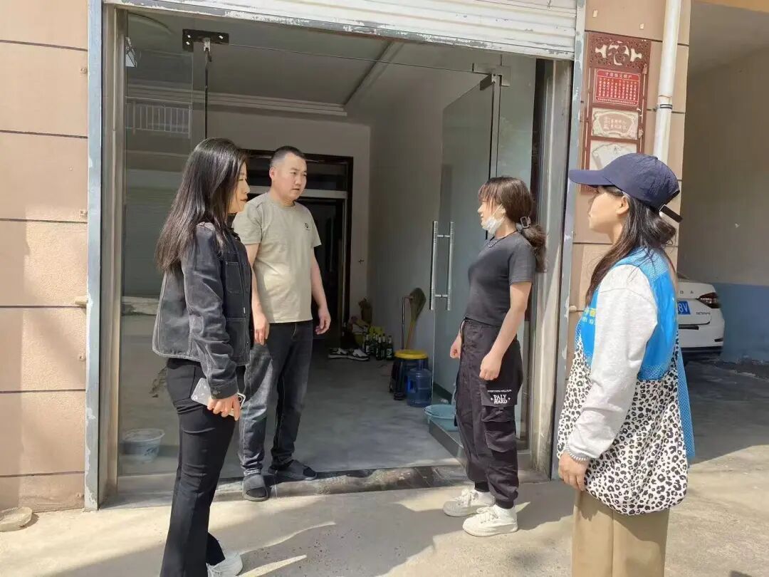 工作人员开展面对面消防安全宣传