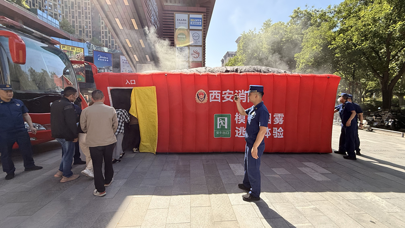 现场模拟烟雾逃生