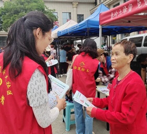 志愿者向群众宣传垃圾分类知识