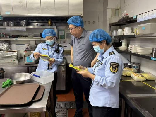 执法人员检查食品安全