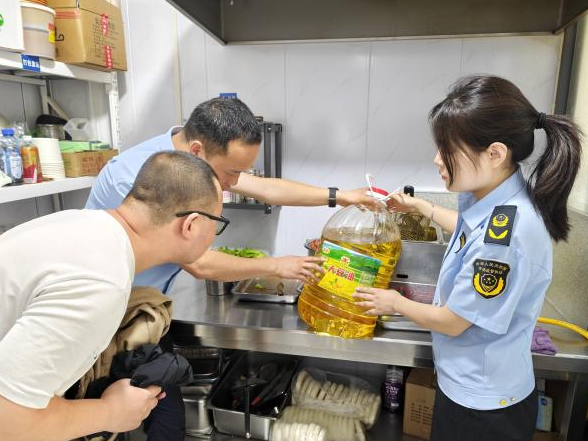 执法人员守护考生“舌尖安全”