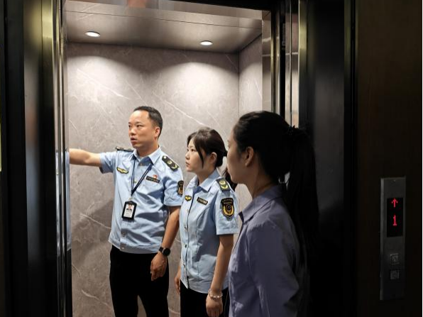 执法人员检查电梯安全