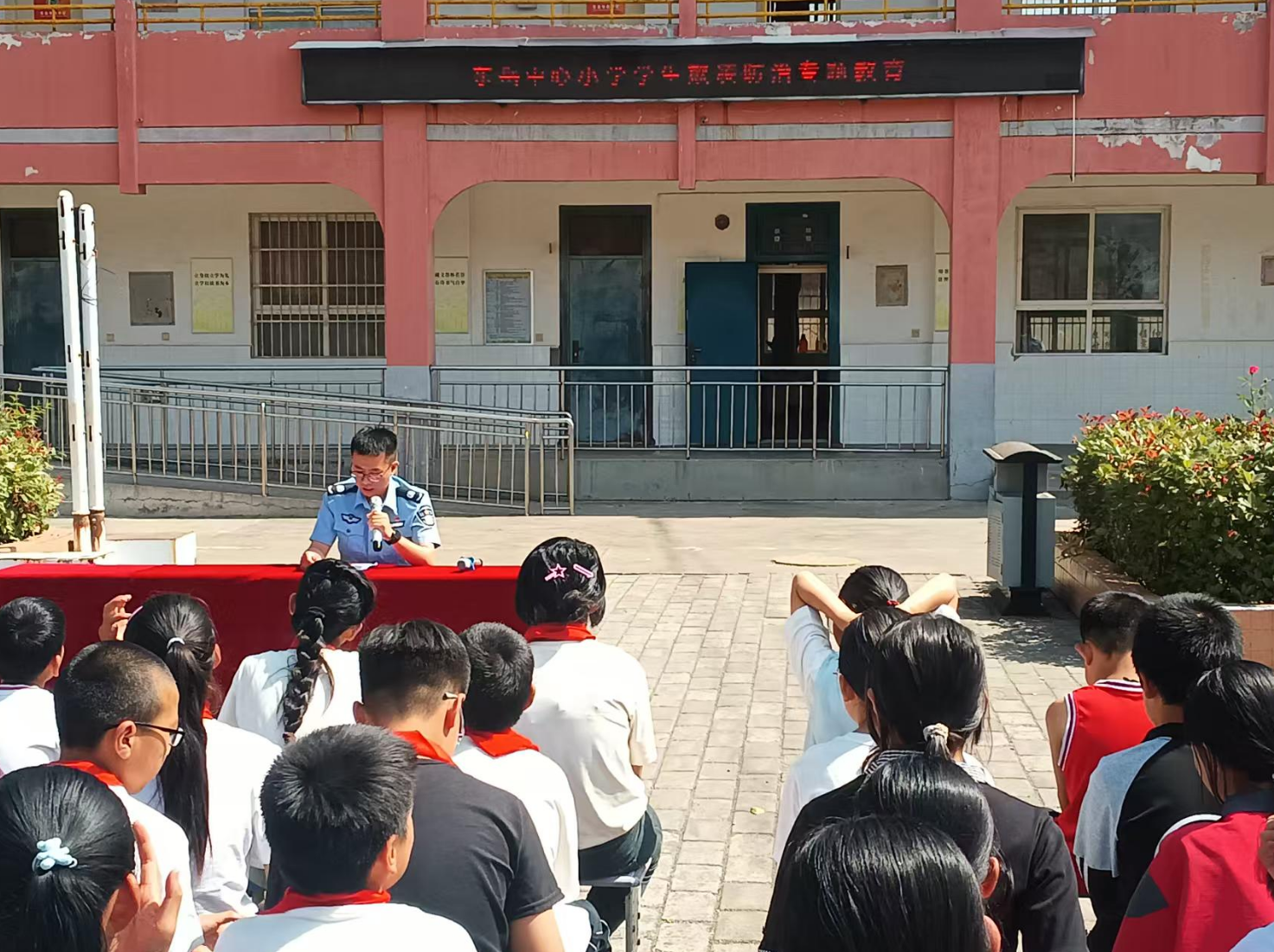 工作人员为学生们普及校园欺凌相关法律知识