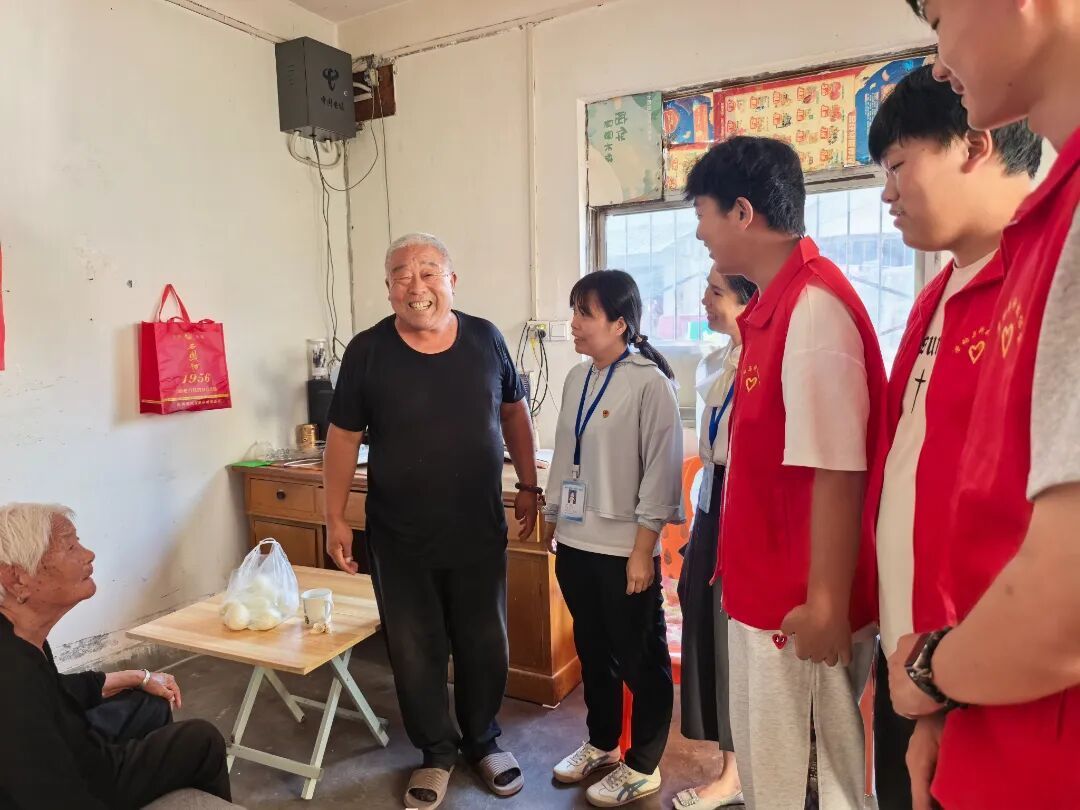 手工馒头送到老人手中