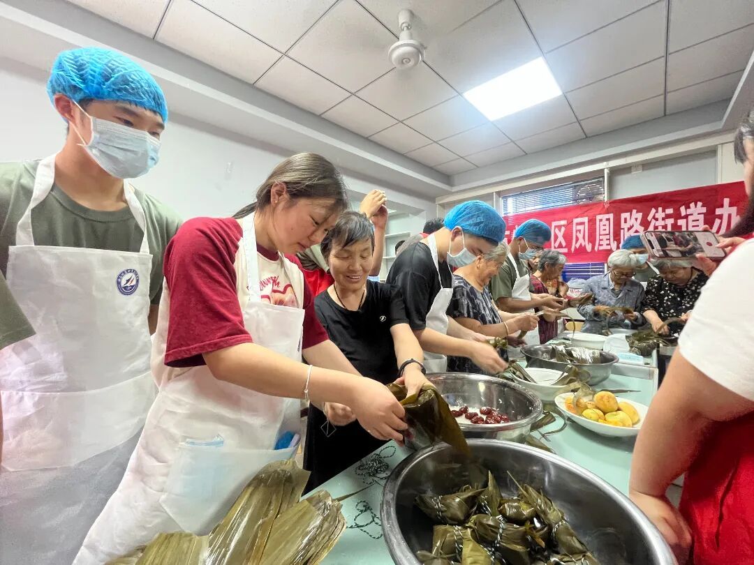 大家一起包粽子
