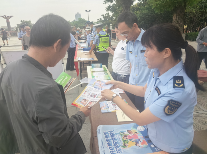 工作人员现场发放宣传手册
