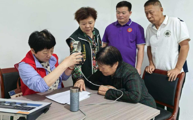 细致开展听力检测、耳道检查、助听器佩戴调试等工作。