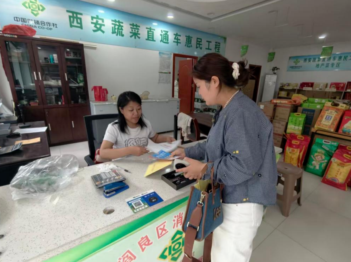 工作人员向群众发放安全宣传手册