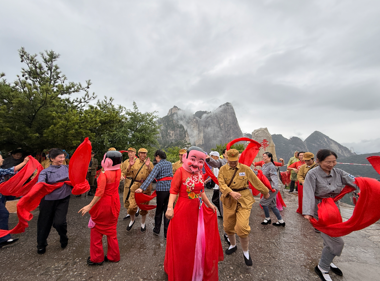 情景剧《智取华山》庆祝胜利场景