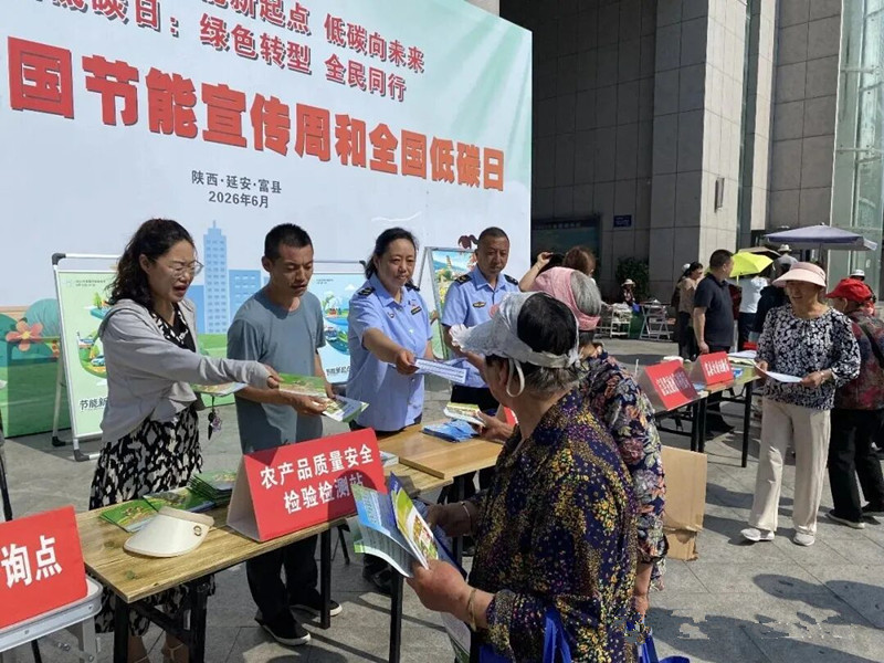 工作人员发放宣传手册