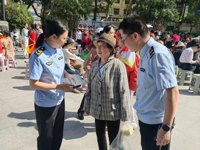 执法人员向群众宣传反诈知识