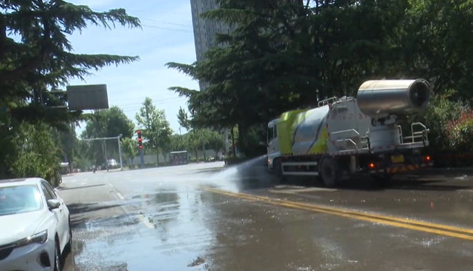 洒水车清理路面残留
