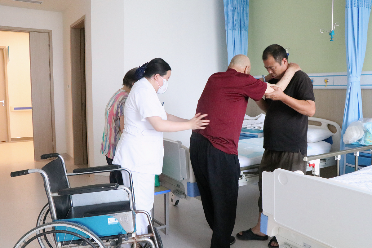 医护人员陪同患者住院