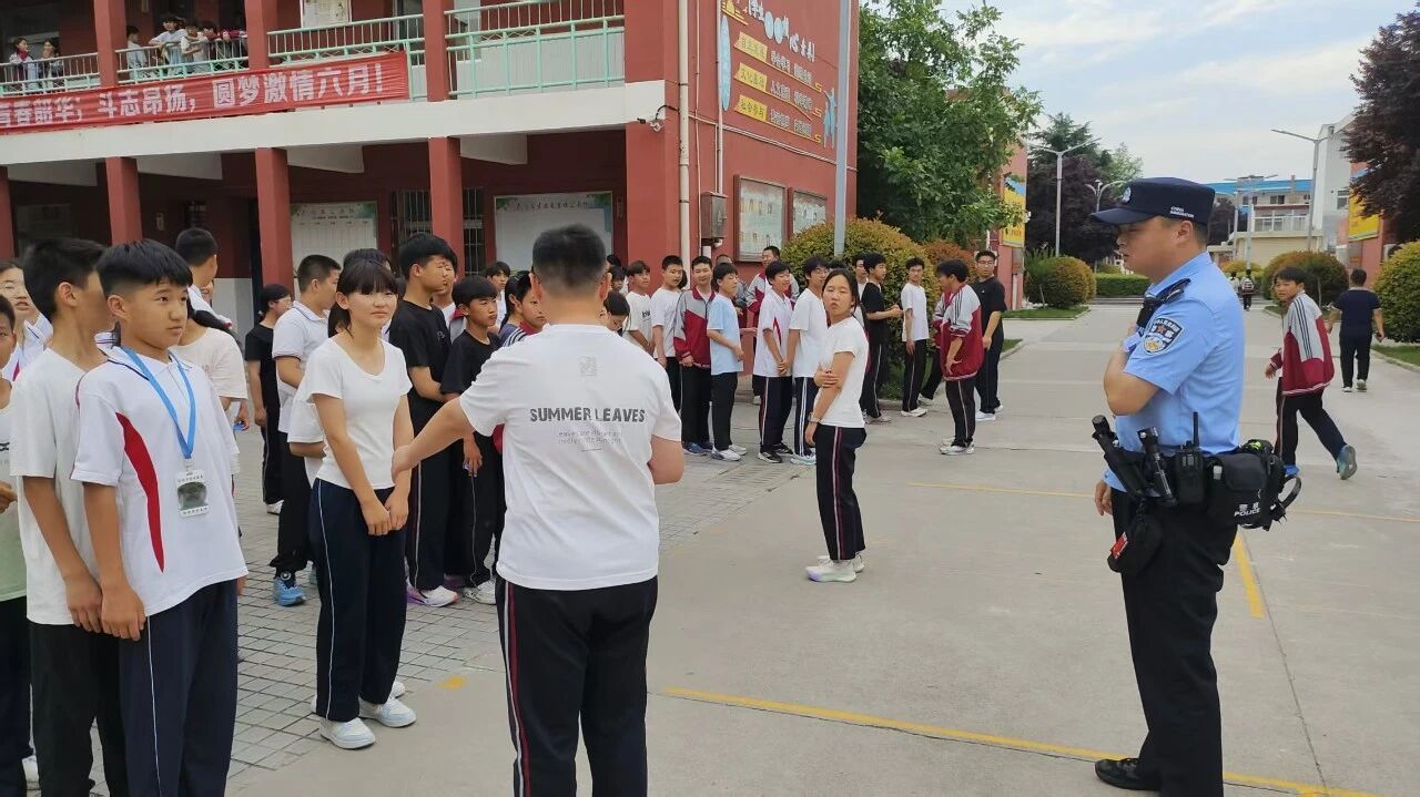民警向学生宣传防溺水知识
