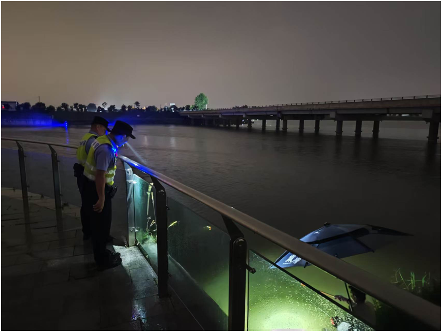 民警夜间巡查